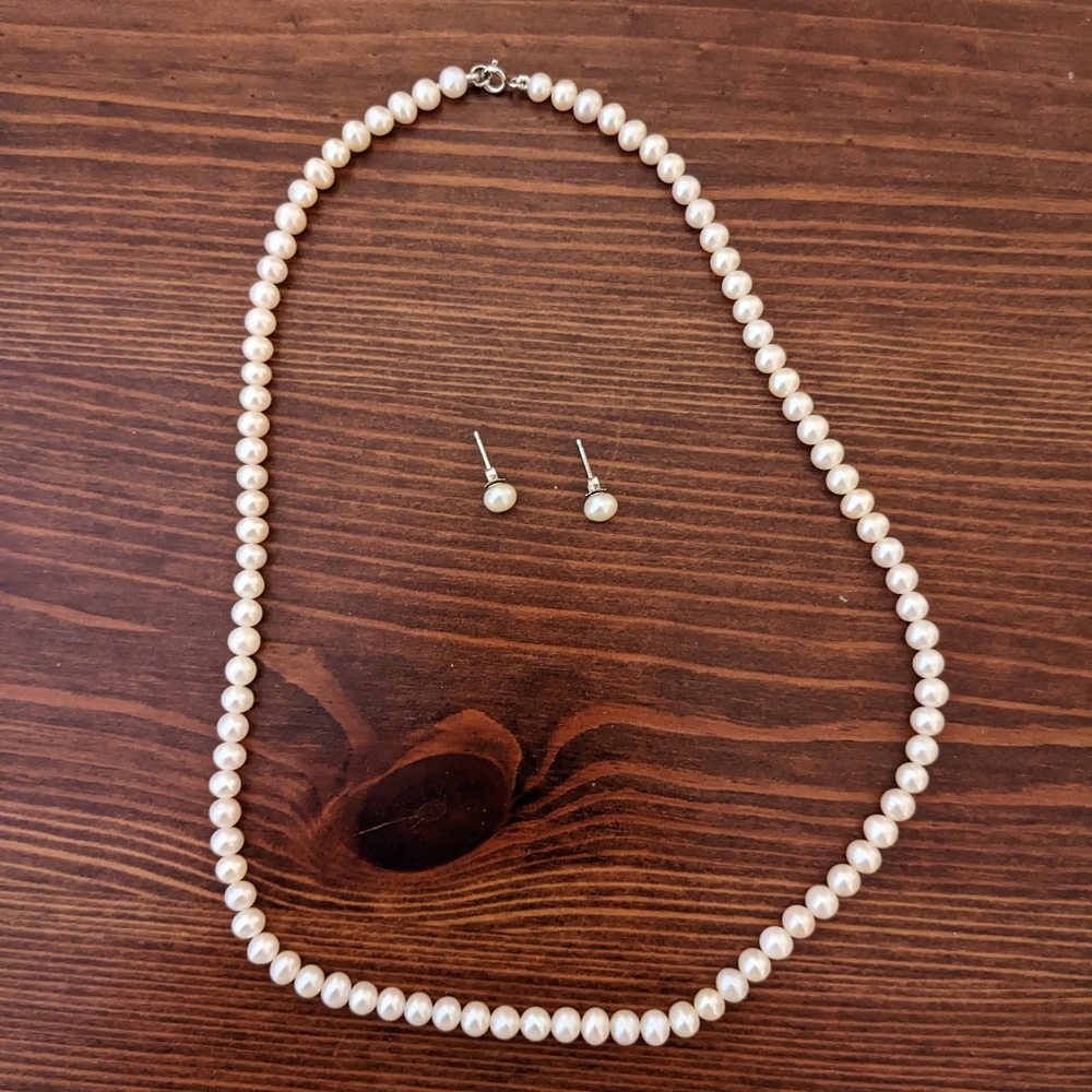 Macy's freshwater pearl 18in necklace and stud earrings